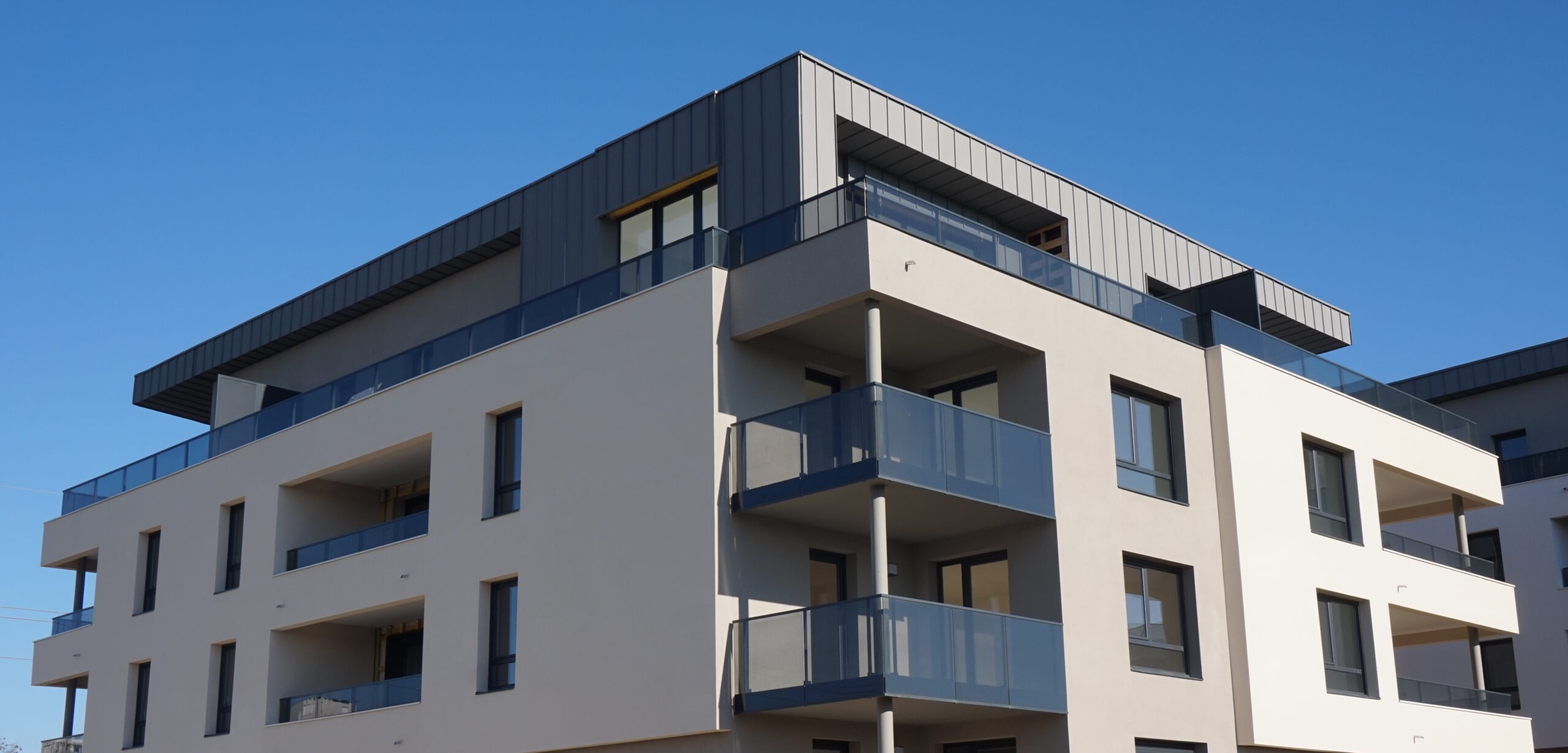 Immeuble collectif avec garde-corps aluminium – fabricant solutions aluminium en Alsace